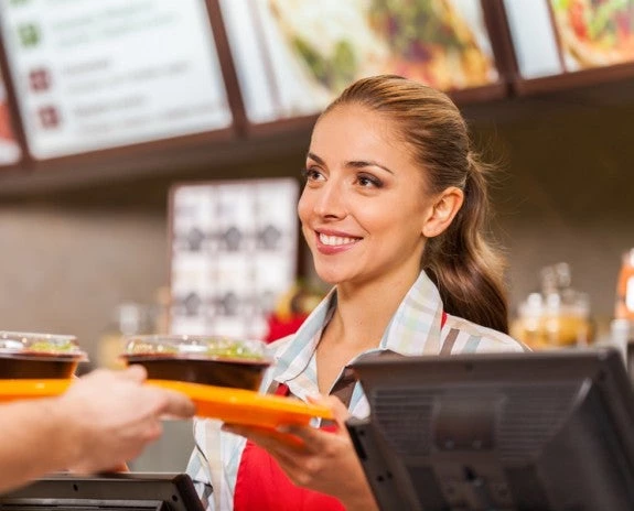 Πριν ξαναφάτε fast food διαβάστε: Δέκα τρομακτικές αλήθειες που δεν σου λένε οι υπάλληλοι των ταχυφαγείων